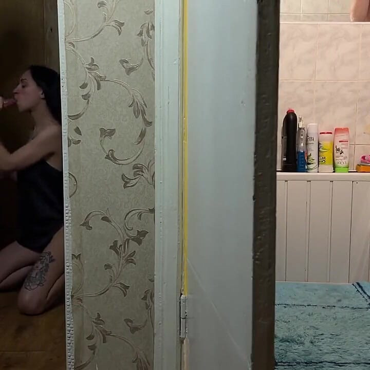 남편이 샤워하는 동안 입에서 나를 따먹은 이웃