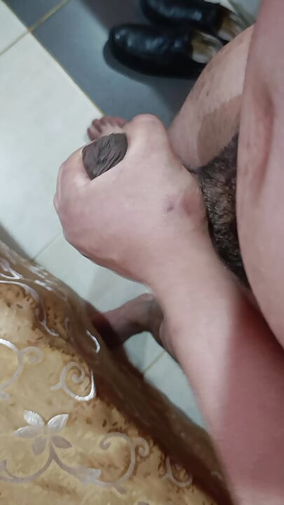 أضرب بجانب السرير قبل أن أستحم.
