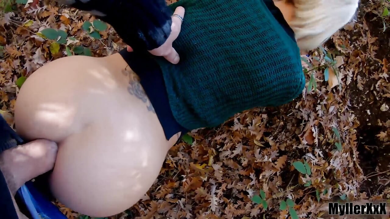 Una milf provocó a un transeúnte en el bosque y recibió una polla en el culo.