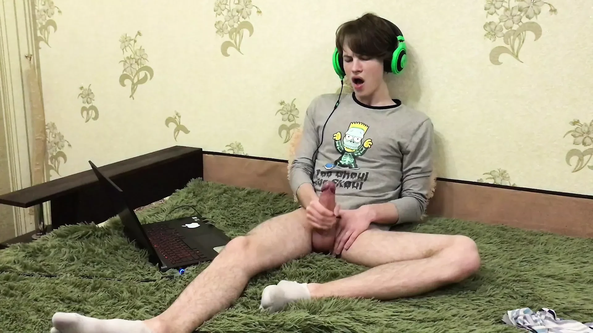 Ragazzo teenager (prima volta) guardando porno . Papà a casa