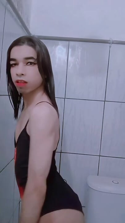 그녀는 수영복을 입고 팬티를 입은 Carlazinha