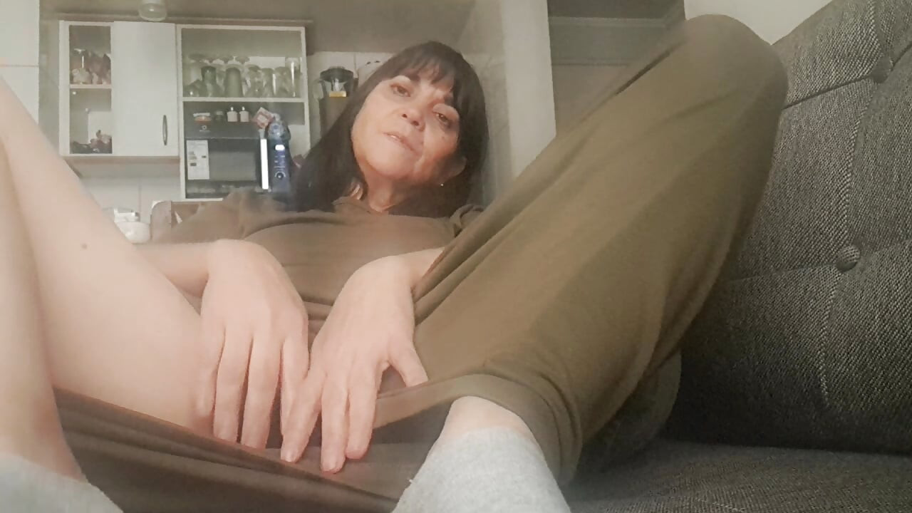 showing mom's hairy pussy on camera to her young lover