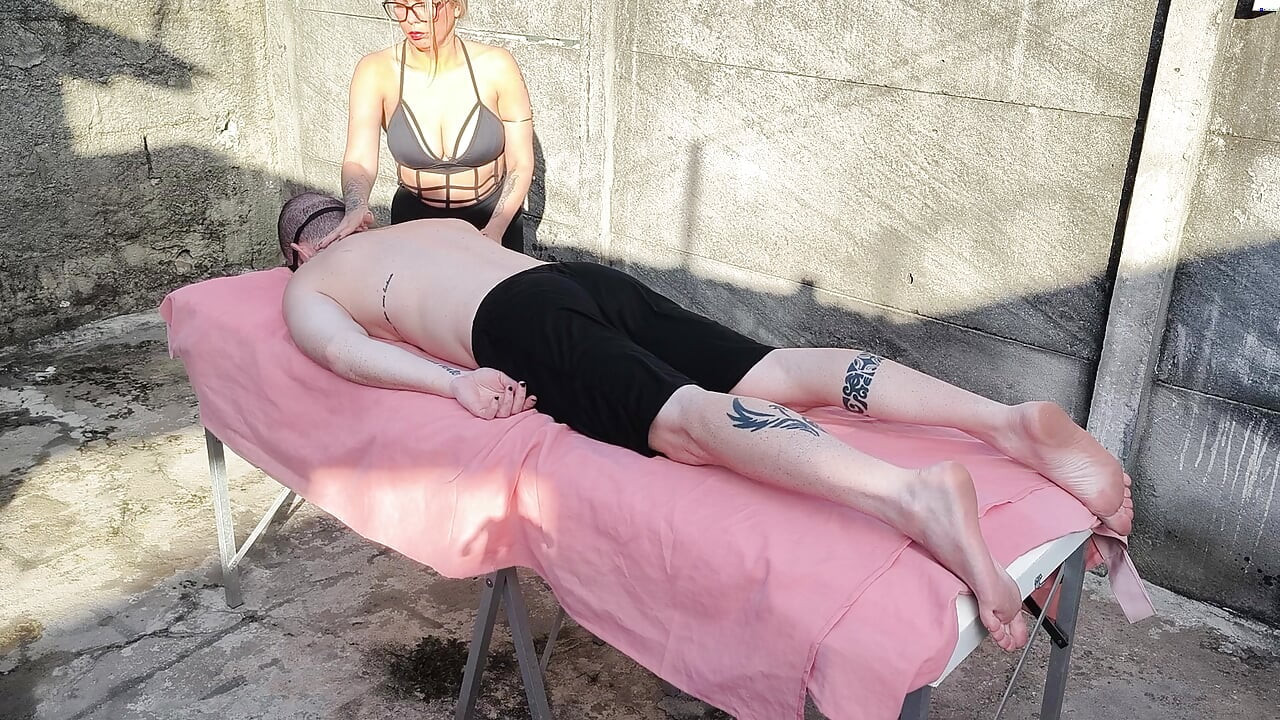 Nakenmassasje utendørs med Hot Blonde