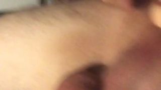 20 -jarige jongen neukt zichzelf met zijn dildo