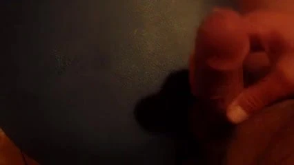 Drkam na mojoj plavoj stolici u baru