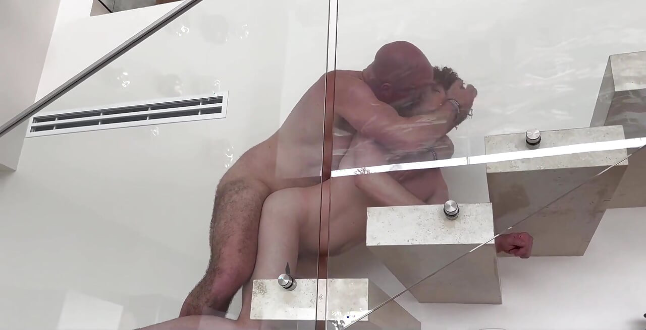 Muscle Bear Knuller Blonde Twink på Penthouse Stairs