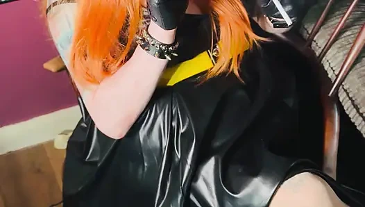 Rothaarige Tina Snua raucht 2 Zigaretten zur zeit mit einem Lederkleid und handschuhen