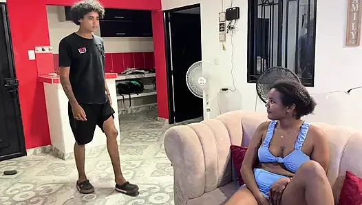 Hooooo! Lebih keras, menjerit pelacur saudara tiriku sambil menamparnya dengan keras untuk memek itu.