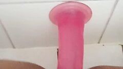 Aussie nymfo milf neukt roze aan de muur gemonteerde dildo