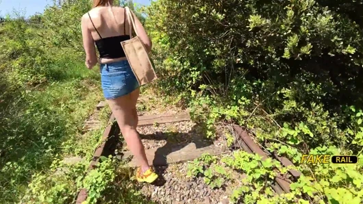 Alice Maze Gefälschte Rail. Abgeholt Und Im Bahnhof Gefickt