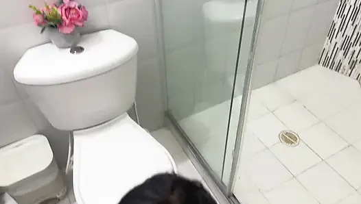 Aku tidak bisa menentang! Manuela alvarez mandi tanpa celana dalam dan aku masuk untuk ngentot memeknya habis-habisan di kamar mandi