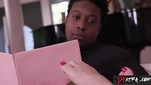 DFXTRA - шаловливая KYLIE ROCKET для отчима "Трахни мои ступни, как этот мужик в классе?"