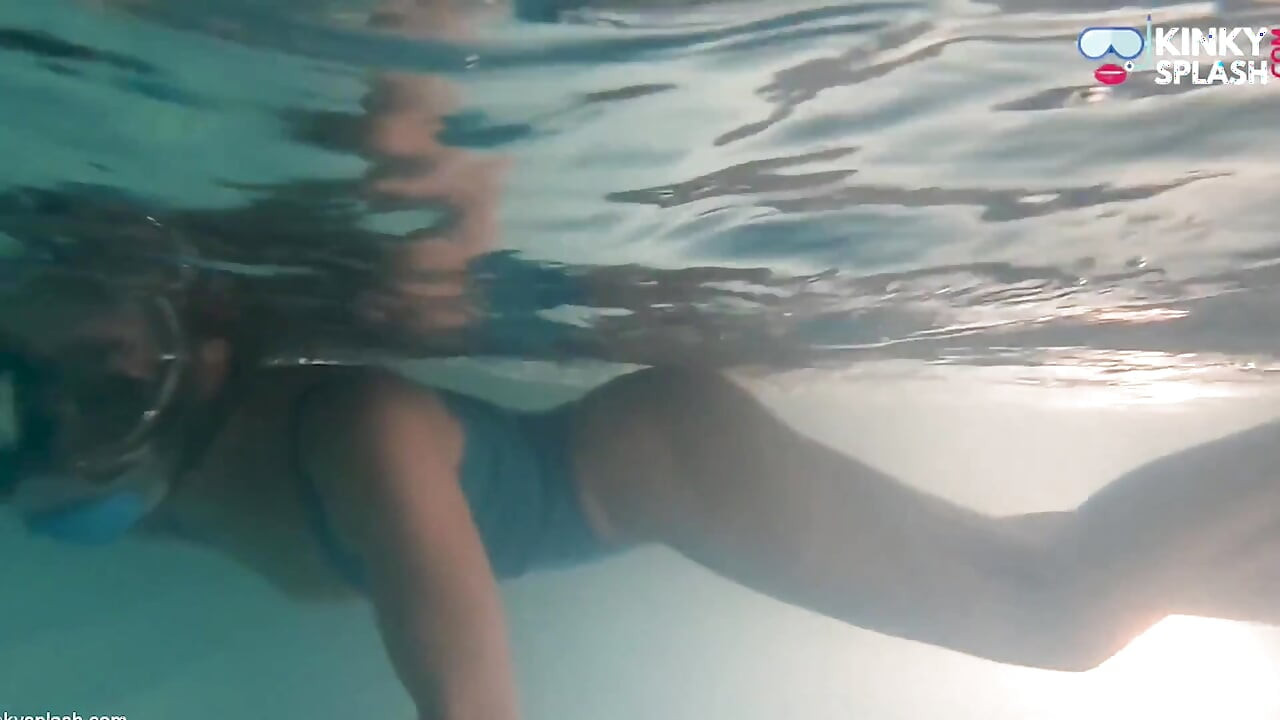 Nachtzwemmen in latex badpak en volledig gezichtsmasker