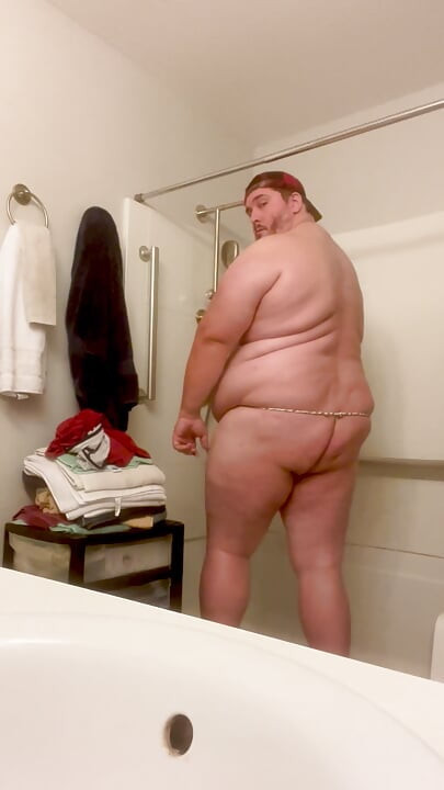 Amateur American Sumo Wrestler Bubba Burly Chub Checking Himself Out