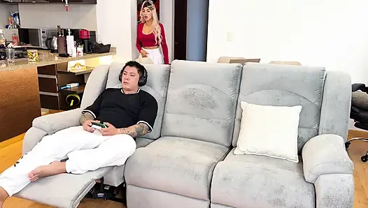 Dadı göğüslerini yüzüne sokuyor! Ve yarağını amının içine sokuyor