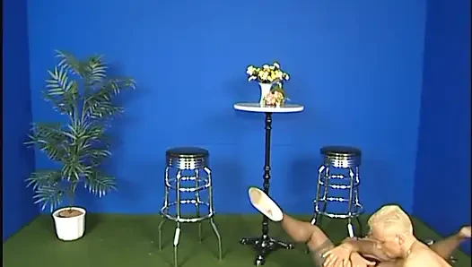 Reife schlampe bekommt es auf zwei schwänze, einen nach einem