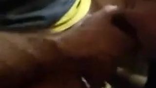 Un cocu filme sa copine en train de sucer une grosse bite noire