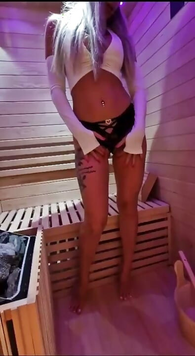 Loira bonita a ser fodida na sauna, acabando em estilo cachorrinho.