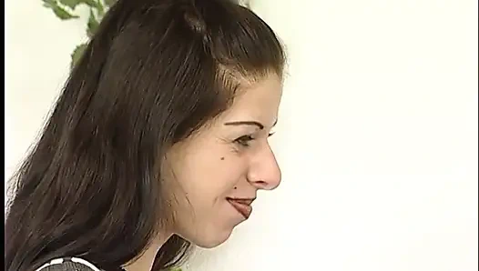 Esmer genç kız oyuncu seçmelerinde vücudunu gösteriyor