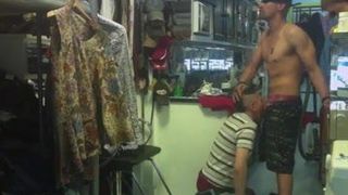Homoseksuele man zuigt de pik van een heteroman in een magazijn