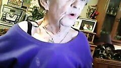 웹캠에서 자위하는 72살 할머니