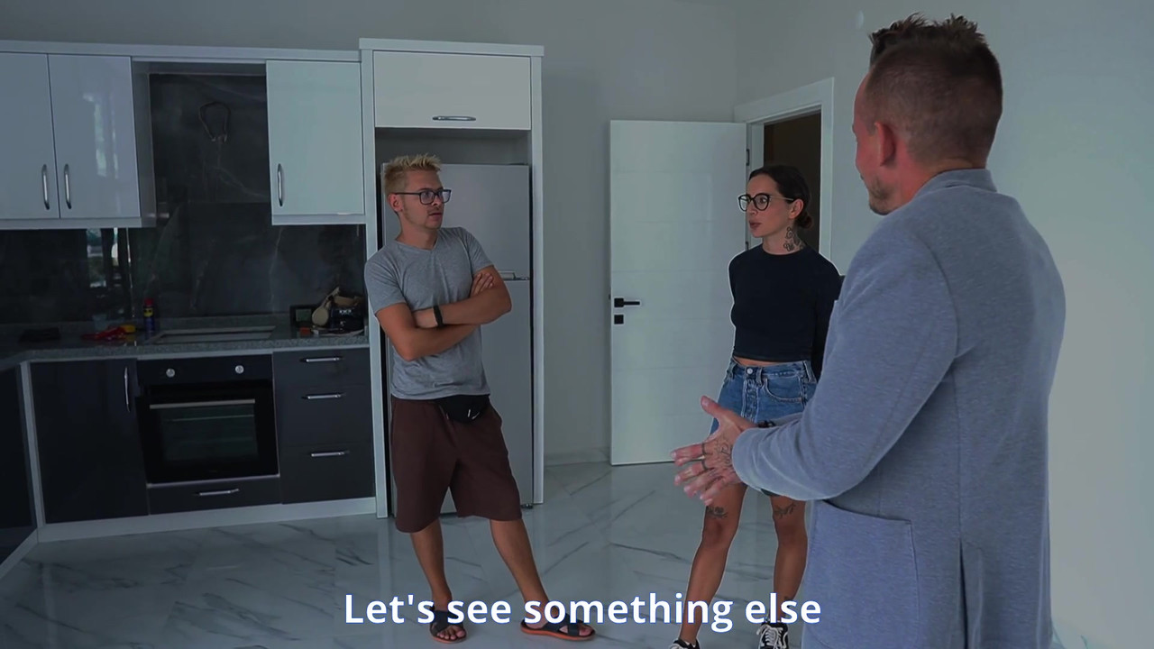 戴绿帽子的丈夫看着他的妻子从后面被操！