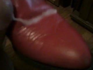 Ejaculare rapidă pe cizme roșii din magazinul de second-hand