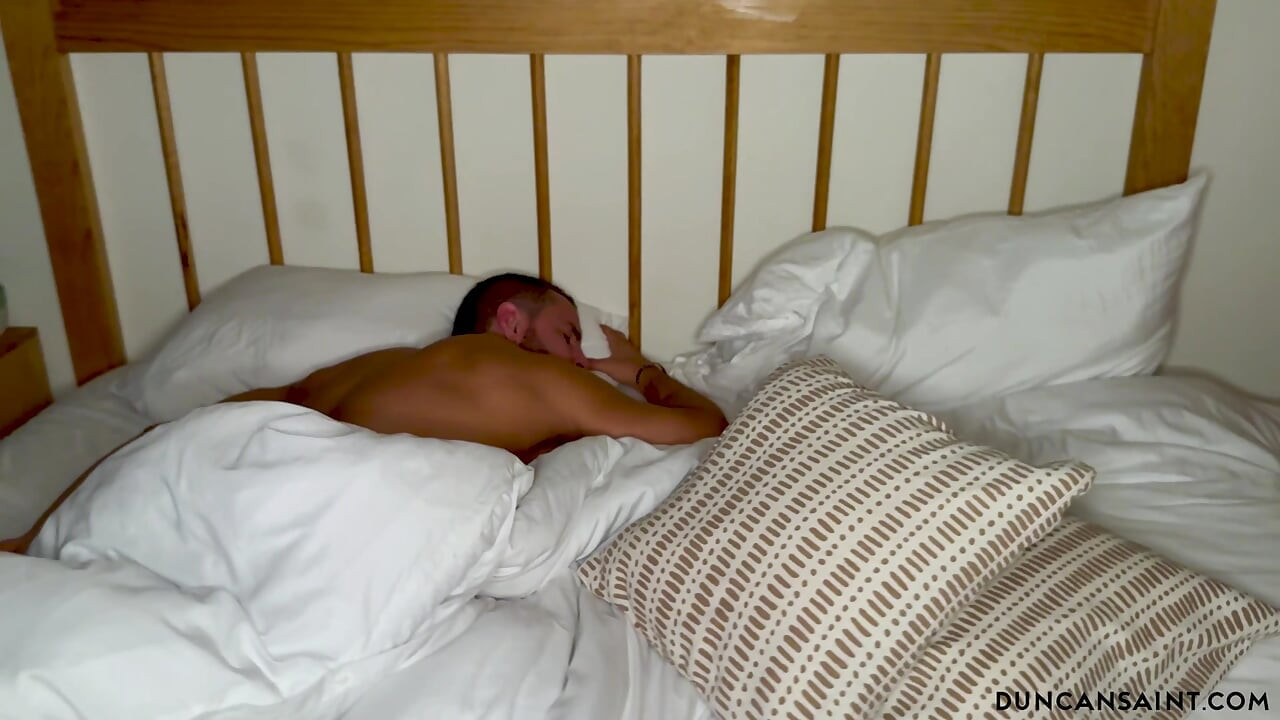 Κόλλησε τη γλώσσα της στον κώλο μου για να ξυπνήσει