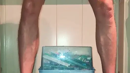 Ateşli eşcinsel twink tek başına sert büyük yarak yapay penisle sidik orgazmı