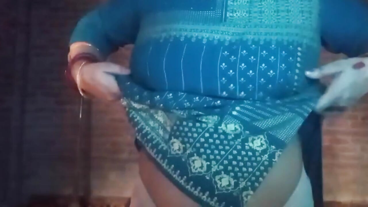 Pertunjukan bugil tante seksi india yang lagi asik fingering memeknya