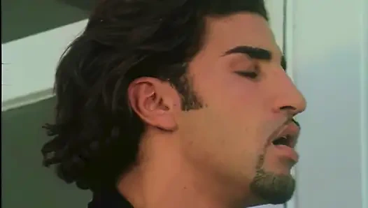 Kelly, kocasını başka biriyle sikişirken yakalıyor