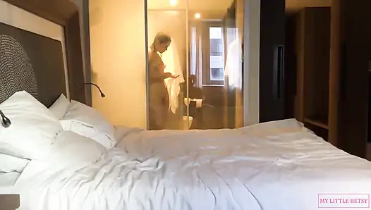 Üvey erkek kardeşim duşta beni izliyor ve sonra beni sikiyor