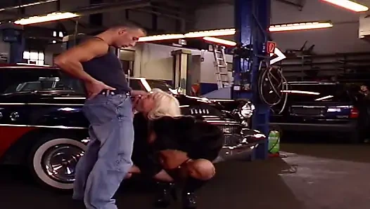 Dia pertama-tama memperbaiki tempat lembab Anda, lalu mobil