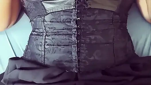 Gadis gotik ini lagi sange berat dan pengen banget mainin toket besarnya