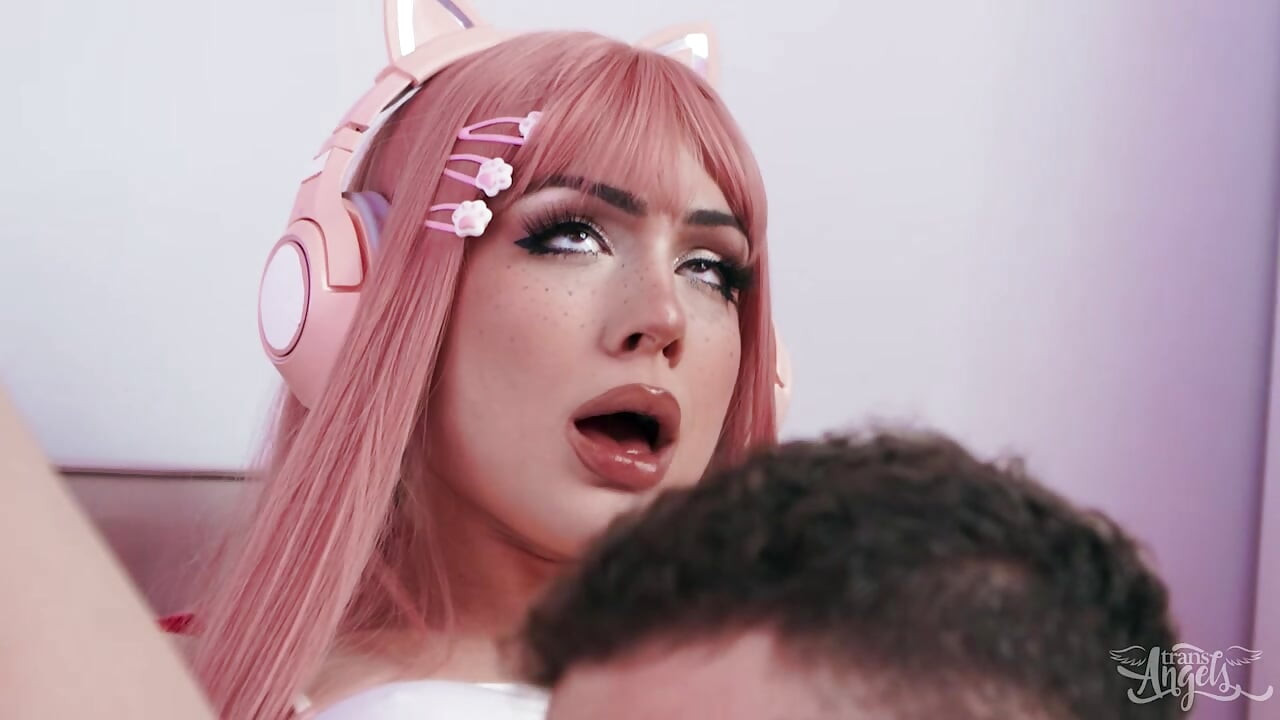 TRANS ANGELS - Marcus McNeil swoją różowowłosą Stepsis Rana Katana po złapaniu jej jacking off przed kamerą