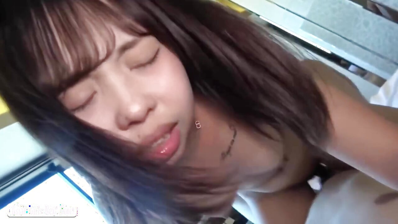 오지는 G컵 승무원이 마침내 거칠고 잊을 수 없는 사적인 만남에서 그녀의 비밀 을 밝혔습니다.