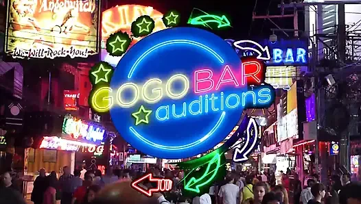 Memek becek cewek sange ini dientot habis-habisan sampai lubangnya menganga lebar