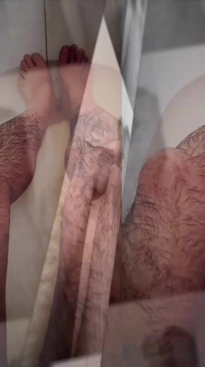 我在浴缸里的腿