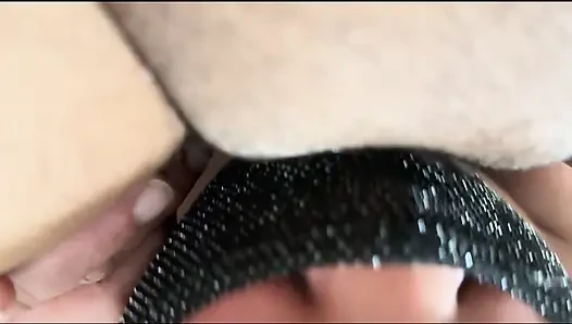 Asyalı evli kadın kocasıyla oynuyor
