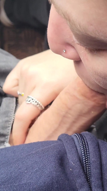 Tête de parking public risquée : elle lui fait une gorge profonde pendant que des gens passent | Clip 1