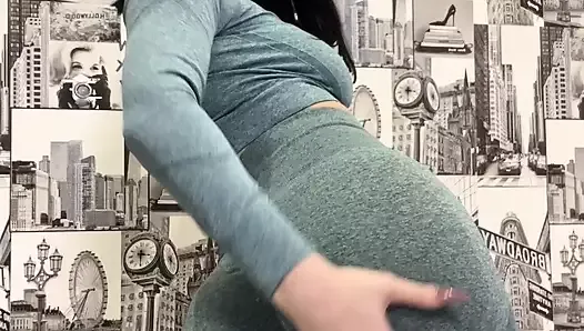 STEP SIS LETS YOU CUM ON HER YOGA PANTS