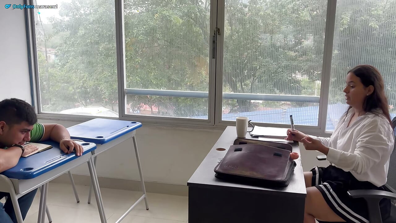 kaksha men apne shikshak ka chhaatr! latifa? main apne shikshak maara!