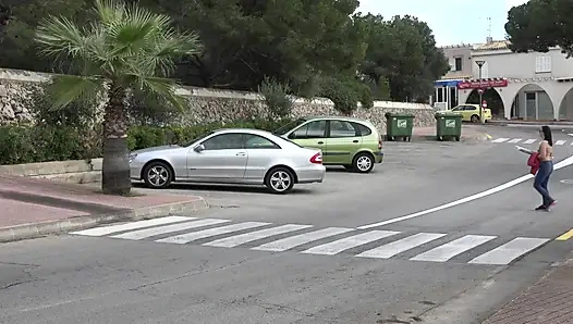 Крошка мастурбирует в машине, затем сосет и скачет на массивном члене