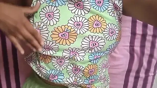 Kakak ipar india lagi asik masturbasi sambil masturbasi di kamar mandi sambil sange