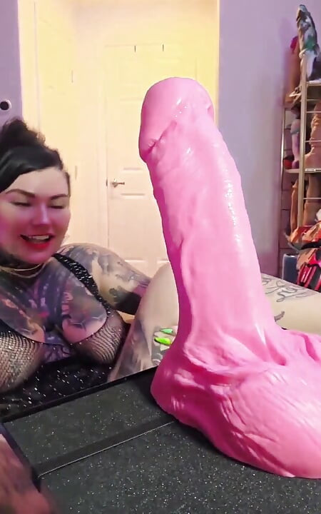 Slutty Big Tit Step-mom Gives Foot Job on Live