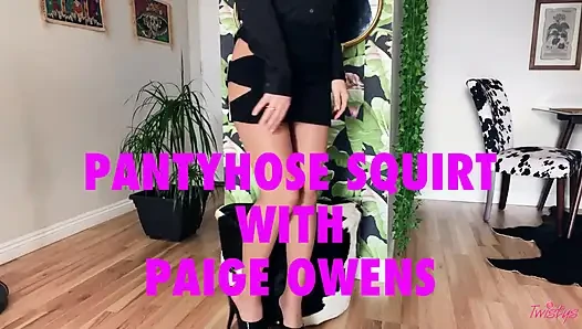 Twistys - Paige Owens показывает свои колготки и загорелые линии