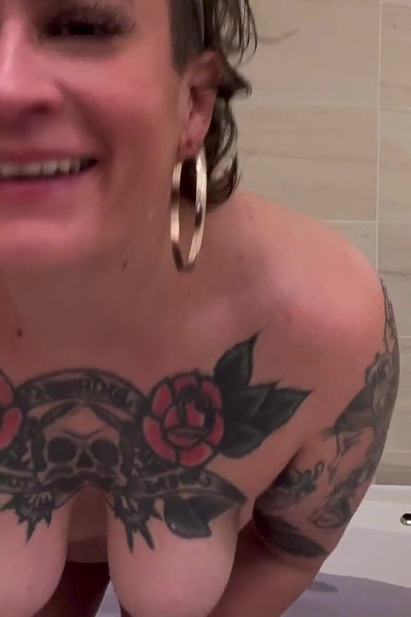 Tattooed PAWG Plays in the Tub and Vapes