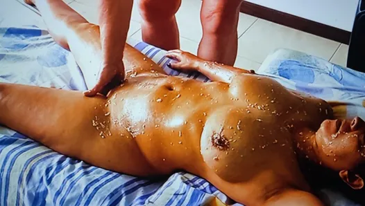 Aperçu du massage complet au miel et à l'avoine dans un film 4k avec Adamandeve et Lupo