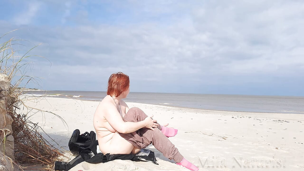 Rowerzystka rozbiera się nago i masturbuje się na dzikiej plaży.