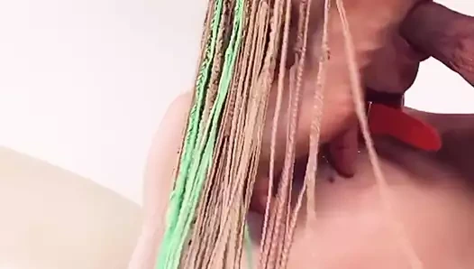 Minyon bebek tasmalı ve göt deliği dölle dolana kadar götten sikiliyor